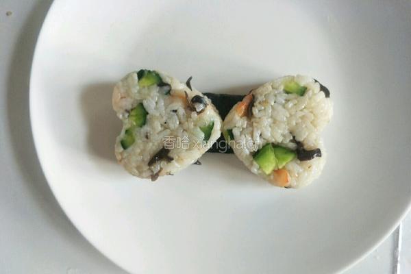 蝴蝶结碧根果饭团的做法图解7