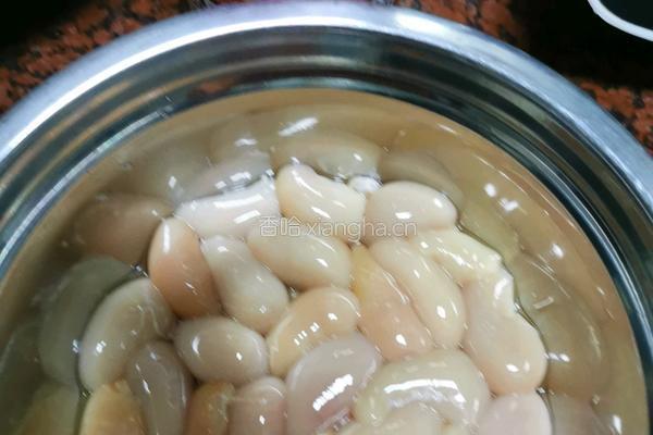 米酒炖鸡子的做法图解1
