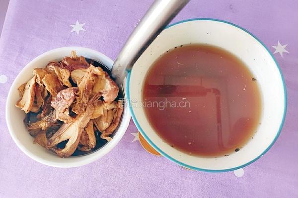 野生青杠菌牛骨汤的做法图解3
