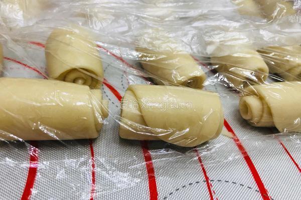 酥到掉渣的豆沙蛋黄酥，你要来一个吗？的做法图解14