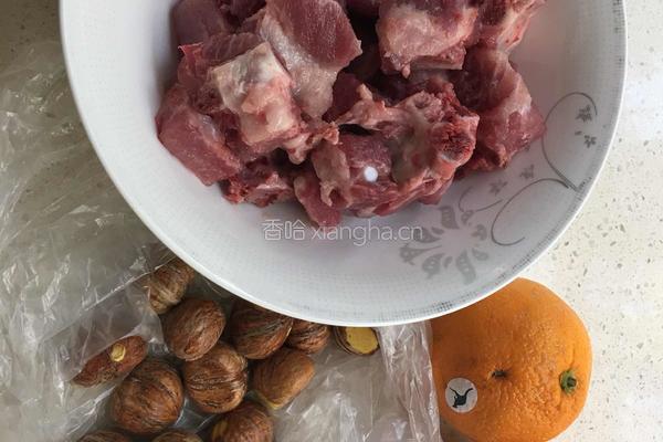 橙汁烧板栗排骨的做法图解1