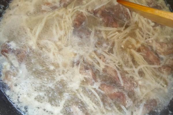 金针菇肥牛汤的做法图解3