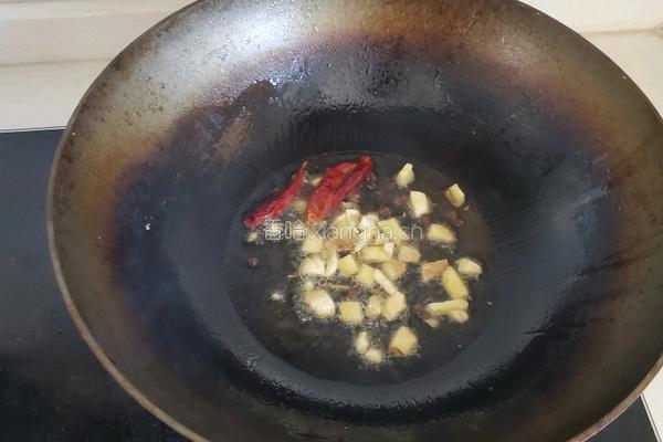 土豆炖鸡块的做法图解2