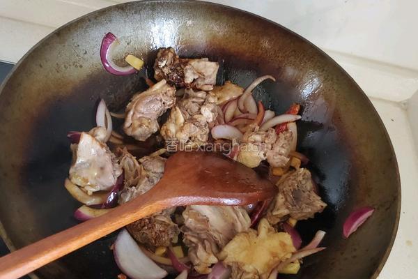 土豆炖鸡块的做法图解3
