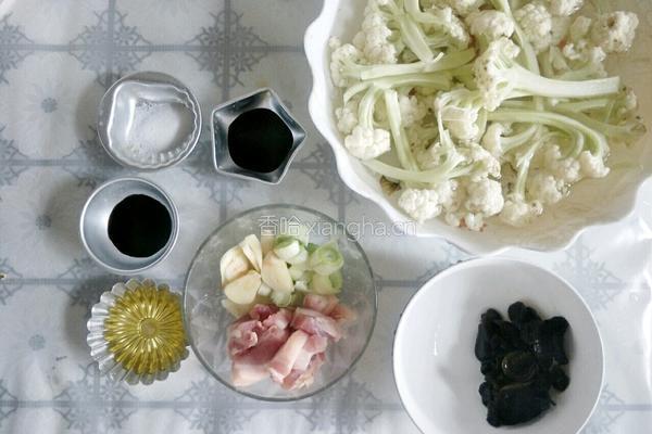家常快手无花肉木耳炒松花的做法图解1