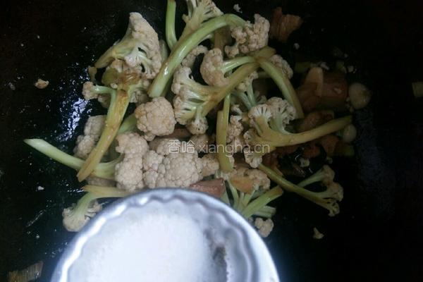 家常快手无花肉木耳炒松花的做法图解8
