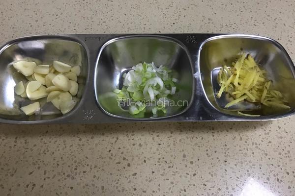 五花肉炖几豆角的做法图解3