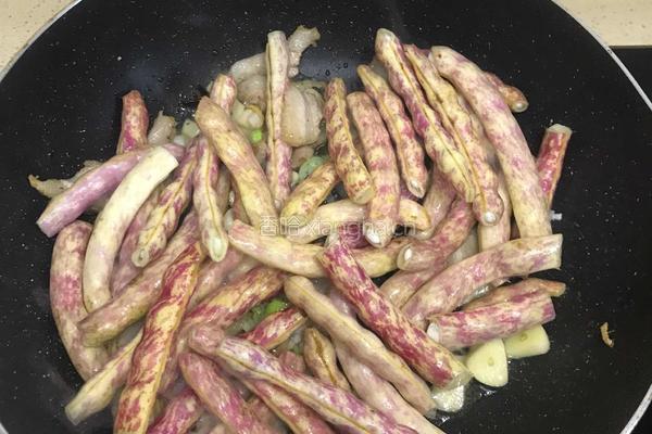 五花肉炖几豆角的做法图解7