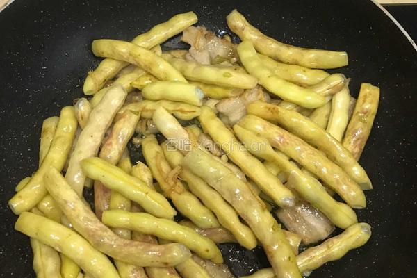 五花肉炖几豆角的做法图解8