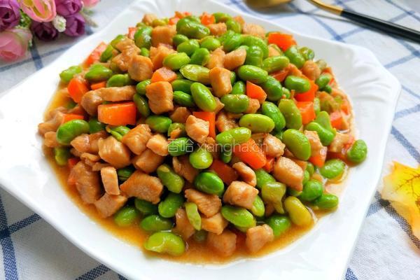 毛豆米炒鸡丁的做法图解1