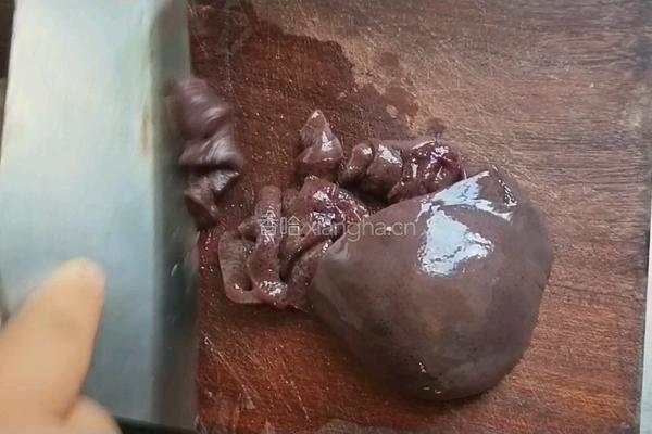 猪肝炖番茄的做法图解1