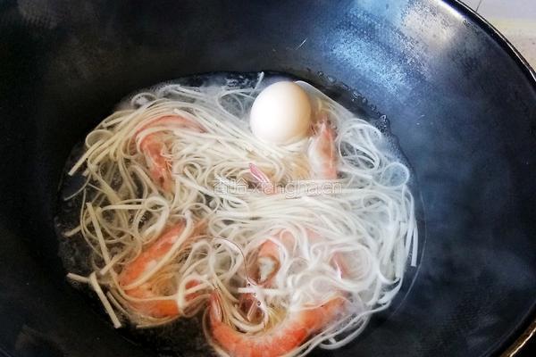 鲜虾鸡蛋面的做法图解5