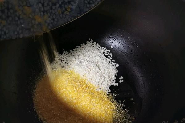 南瓜糯米包谷粥的做法图解5