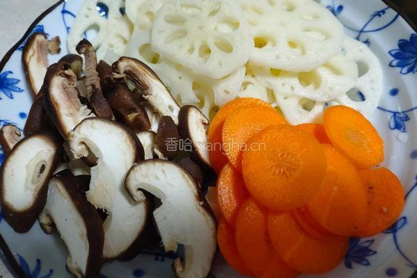 荷塘菱藕小炒的做法图解2