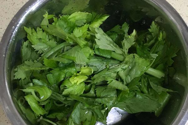 芹菜叶炒土豆丝的做法图解2