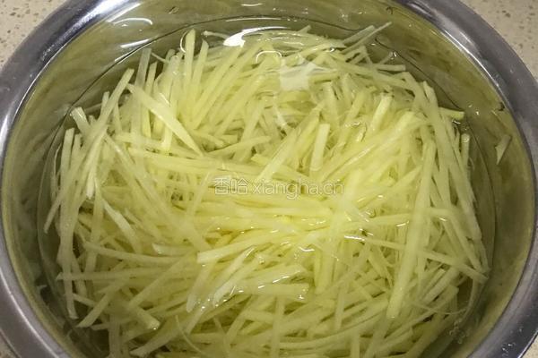 芹菜叶炒土豆丝的做法图解1