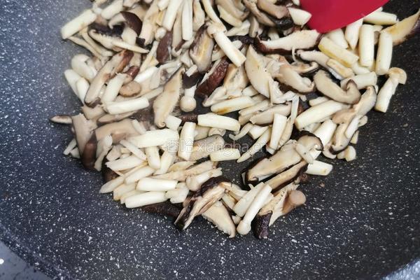 腊肠香菇土豆焖饭的做法图解4
