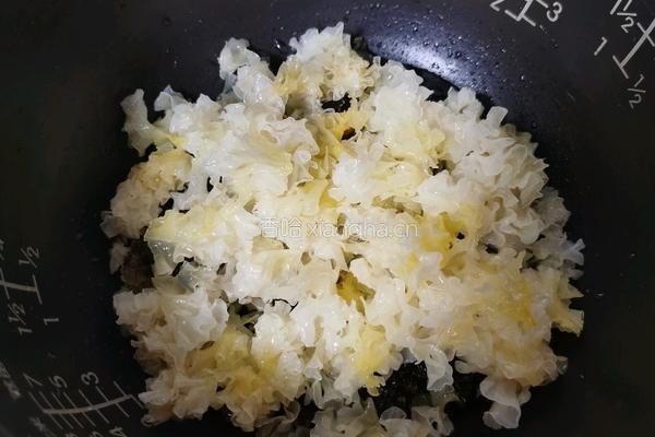 桃胶银耳莲子汤的做法图解5