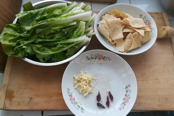 小白菜炒豆筋的做法图解1