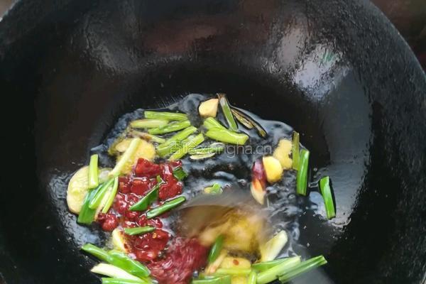 香菇炖鸡块的做法图解3