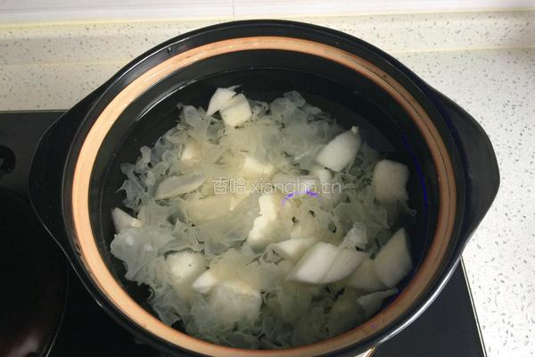 冰糖雪梨银耳汤的做法图解3