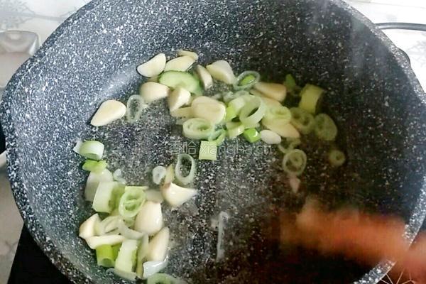 快手鲜虾小炒盖米饭的做法图解5