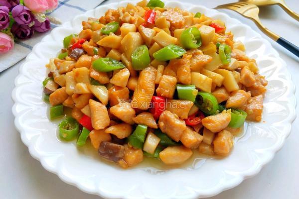 杏鲍菇炒鸡丁的做法图解1
