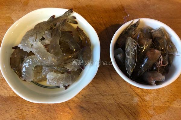 西红柿虾仁豆腐汤的做法图解1