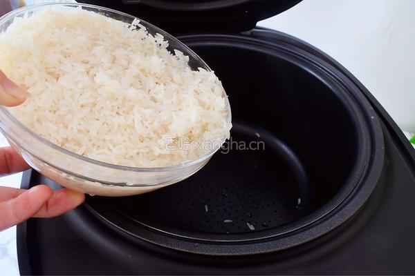 板栗香菇腊肠焖饭的做法图解3