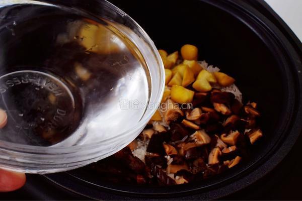 板栗香菇腊肠焖饭的做法图解7