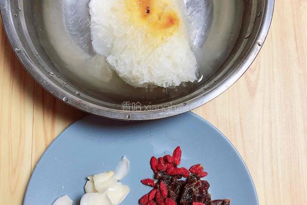 百合桂圆银耳羹(润肺养血)的做法图解2