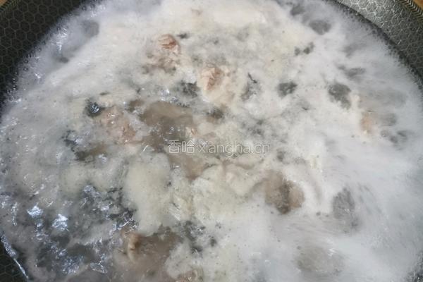 雪莲果排骨汤的做法图解3