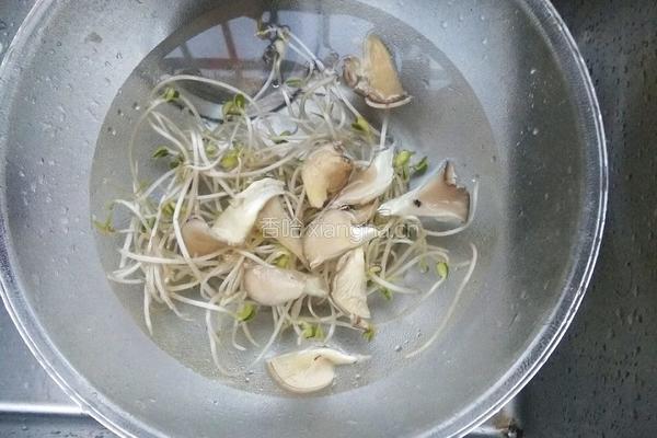 黄豆芽拌平菇的做法图解1