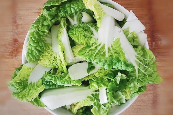蒜蓉黄心菜的做法图解1
