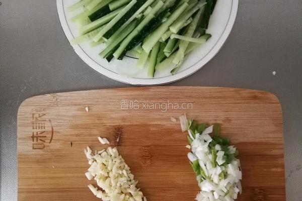 饺子皮版油泼面的做法图解1