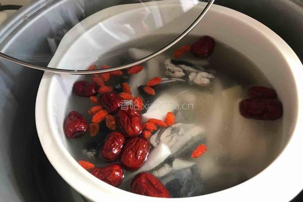 椰皇炖乌鸡的做法图解4