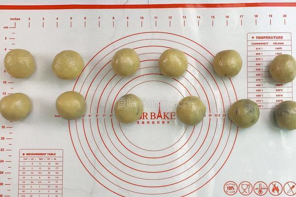 经典广式蛋黄莲蓉月饼的做法图解7