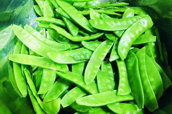 腊肠炒荷兰豆的做法图解1