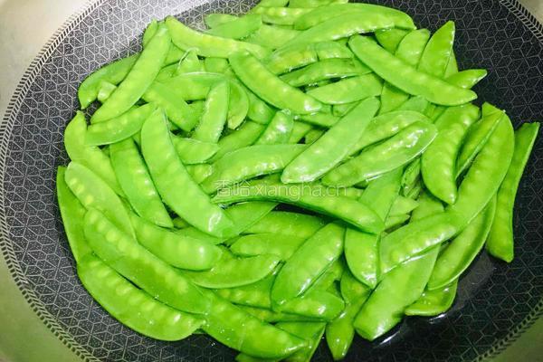 腊肠炒荷兰豆的做法图解4