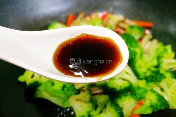 西兰花炒菌菇的做法图解9