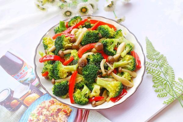 西兰花炒菌菇的做法图解11