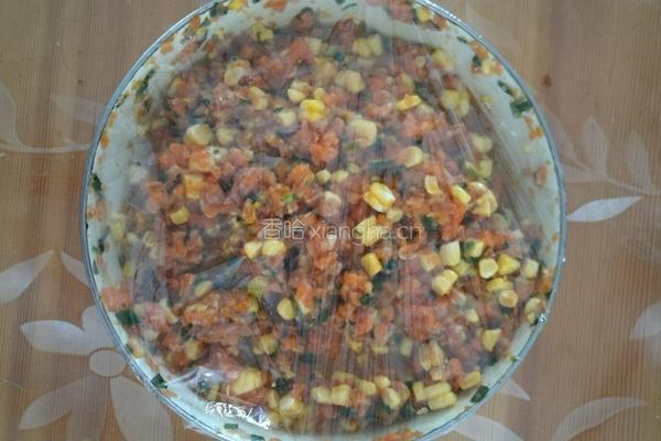 不用鸡精味精蚝油生粉也能很鲜美的营养玉米红萝卜肉饺子的做法图解6