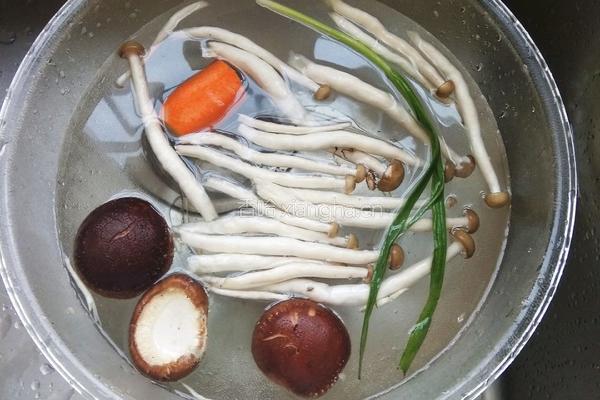 菌菇炒杂菜的做法图解1