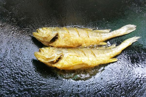 煎黄花鱼的做法图解5