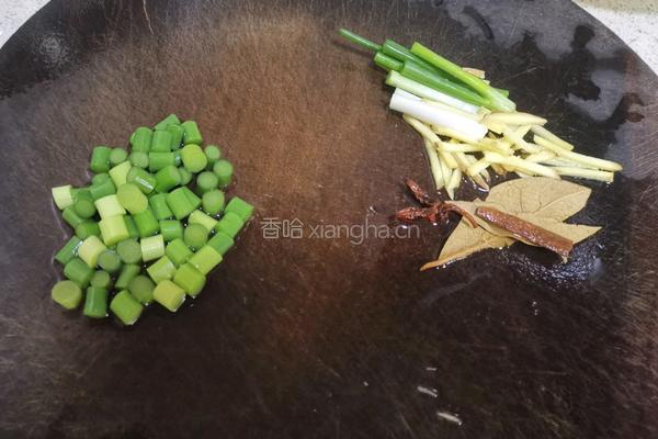 木耳焖鸡翅的做法图解1