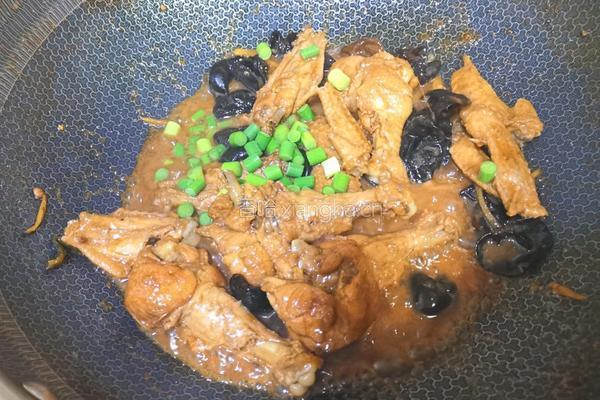木耳焖鸡翅的做法图解13