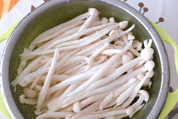 海鲜菇焖鸡的做法图解5