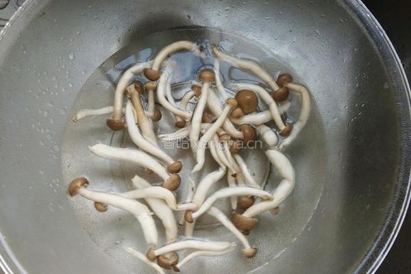 黄瓜胡萝卜炒蟹味菇的做法图解1