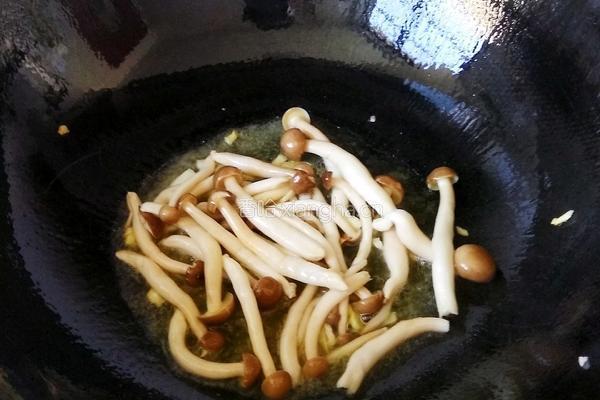 黄瓜胡萝卜炒蟹味菇的做法图解4