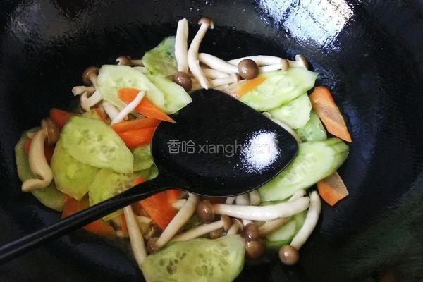 黄瓜胡萝卜炒蟹味菇的做法图解5